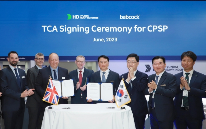 한영석 HD현대중공업 부회장과 존 하위(John Howie) 밥콕 최고기업업무 책임자 등이 기술협력합의서(TCA)에 서명한 후 기념촬영을 하고 있다. / 사진=HD현대 제공