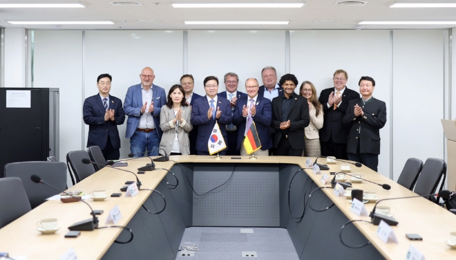 독일 바이에른주 의원 등과 기념 촬영을 하고 있다. / 사진=경기도 제공