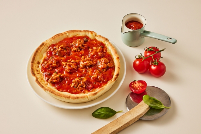 풀무원 ‘치즈폭포 시카고피자 볼로네제’ / 사진=풀무원 제공