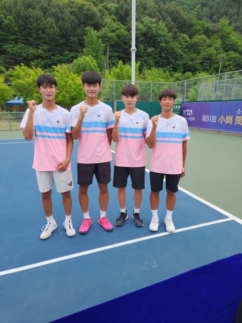 남고부 결승에서 우승한 서인천고 김무빈 김민재와 양구고 주성우 박재우 선수(왼쪽부터)