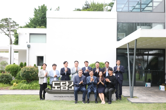 8일 오후 도담소에서 열린 AI 전문가 정책간담회에서 김동연 경기도지사, 일리야 폴로수킨 니어파운데이션 공동창업자, 벤강 니어 코리아 공동대표, 스칼 리 니어 코리아 공동대표, 윤석원 테스트웍스 대표, 최재식 카이스트 인공지능연구센터장, 이종민 SKT 부사장, 배순민 KT 연구소장, 김철균 도정자문위원 등이 기념촬영을 하고 있다./ 사진 = 경기도 제공