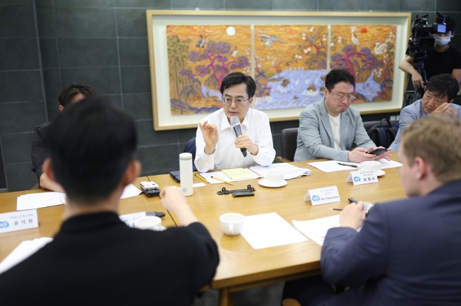  8일 오후 도담소에서 열린 AI 전문가 정책간담회에서 김동연 경기도지사가 자유토론에 참여 하고 있다.