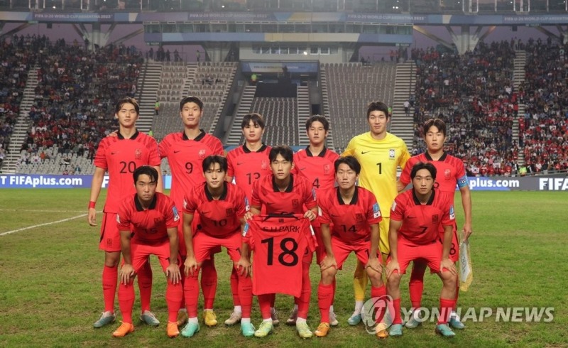 4강전 한국과 이탈리아의 경기에 앞서 한국 선수들이 사진을 촬영하고 있다. [연합뉴스] 