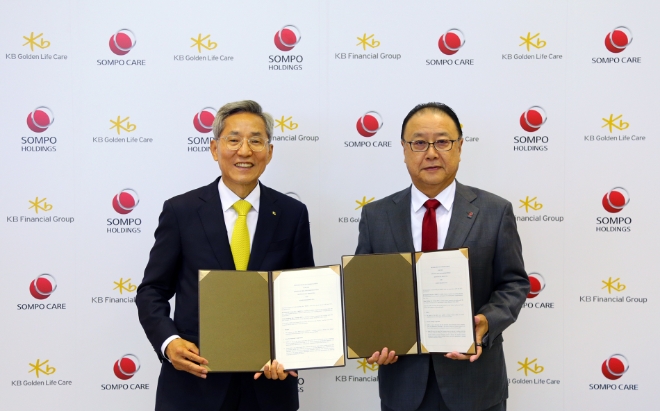 KB금융그룹 윤종규 회장(왼쪽)과 솜포홀딩스 사쿠라다 켄고 회장(오른쪽)이 협약서 서명을 마친 후 기념촬영을 하고 있다. / 사진=KB금융 제공