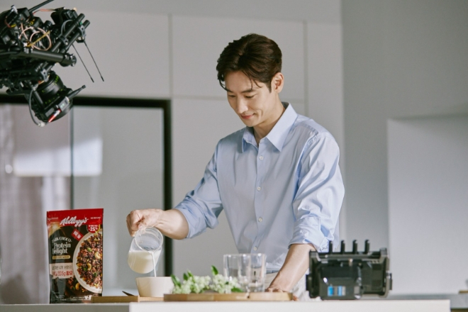 농심켈로그가 신제품 '다크 초코 프로틴 딜라이트'의 모델로 배우 ‘이제훈’을 발탁했다. / 사진=농심켈로그 제공