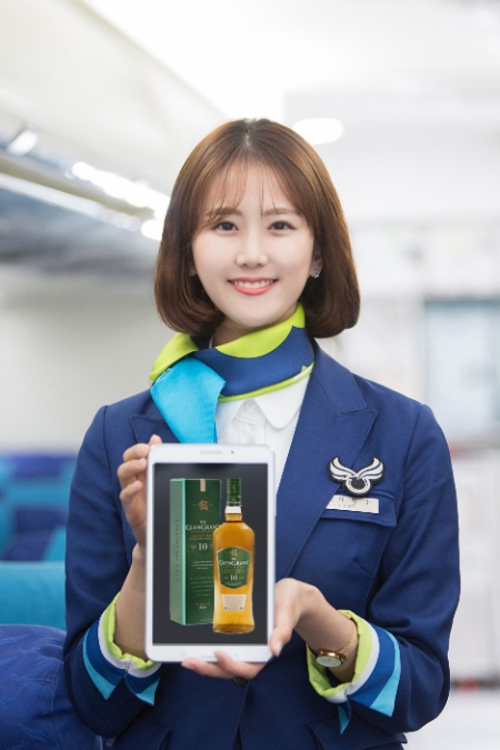 에어부산은 스코틀랜드 싱글몰트 위스키 브랜드 ‘더 글렌그란트’와 독점 계약을 체결하고 다음달 1일부터 판매를 시작한다고 9일 밝혔다. 사진은 에어부산 객실승무원이 ‘더 글렌그란트’를 소개하고 있는 모습. (사진 = 에어부산 제공)