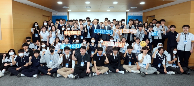 우리금융그룹(회장 임종룡)은 특성화고 디지털 인재 육성에 나선다. 우리에프아이에스 고정현 대표이사, 하트하트재단 오지철 회장, 특성화학교 학생들이 발대식에서 기념촬영을 하고 있다. / 사진=우리금융 제공