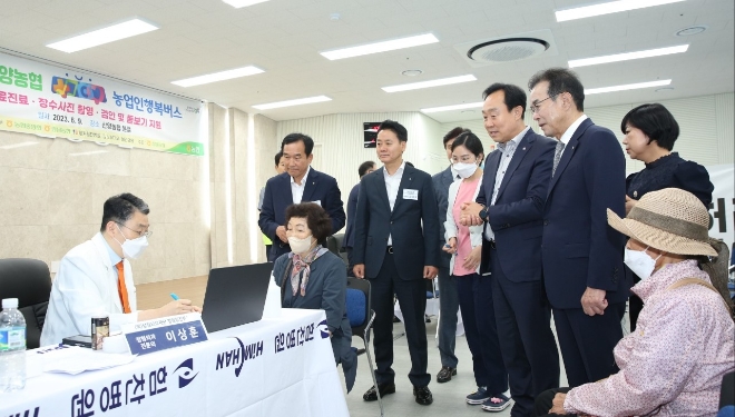 이성희 농협중앙회장은 9일 경남 통영시 산양농협에서 열린 '찾아가는 고령농업인 의료·복지지원 사업'에 참석했다. / 사진=농협중앙회 제공