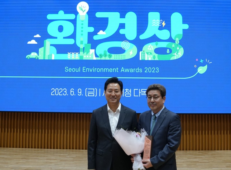 김영태 코레일유통 대표가 오세훈 서울시장(왼쪽)으로부터 '서울특별시 환경상'을 받고 기념촬영 하고 있다