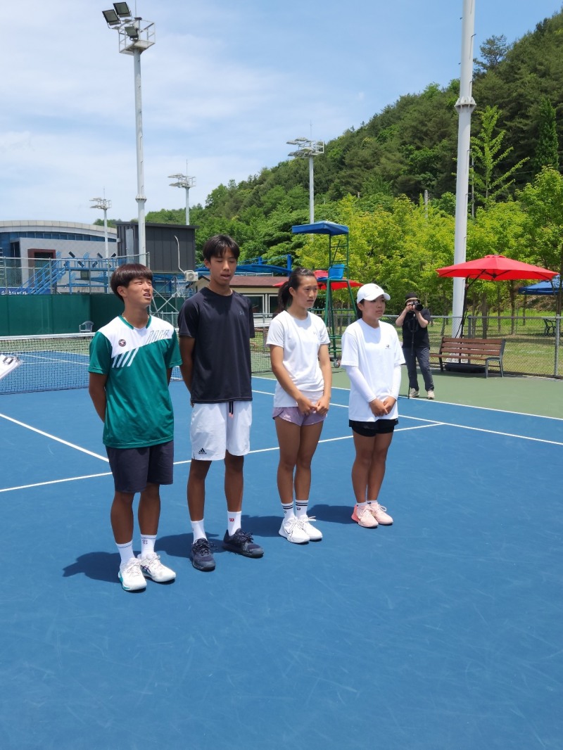 남자고등부 단식에서 우승과 준우승을 차지한 김무빈(왼쪽)과 맹민석, 그리고 여자중학부 단식 우승의 안순민(오른쪽 2번째)과 준우승 최희우(오른쪽)가 시상식을 위해 기다리고 있다.