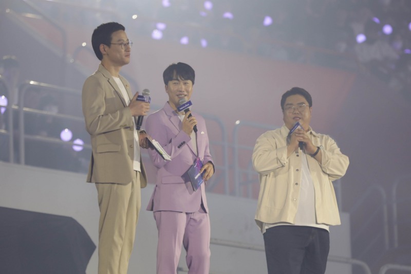 왼쪽부터 넥슨 김창석 기획실장, 진행자 성승헌 캐스터, '메이플스토리' 강원기 디렉터(사진 제공=넥슨).