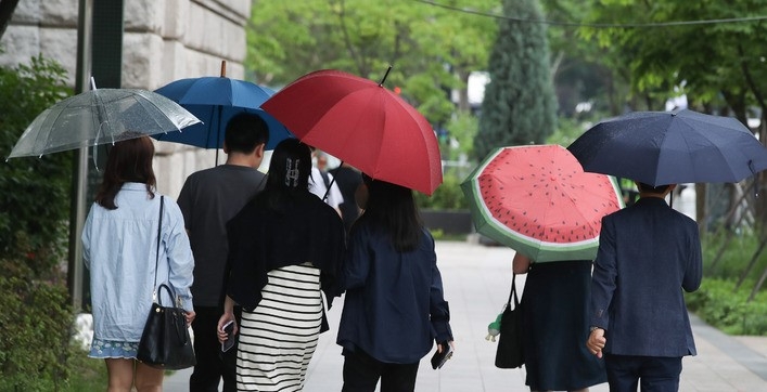 지난 8일 오후 서울 중구 서울시청 인근에서 우산을 쓴 시민들이 발걸음을 옮기고 있다. 