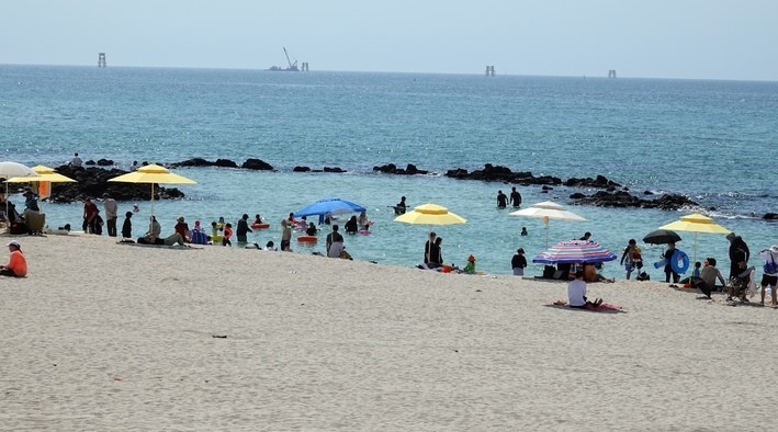 낮 기온 28도를 넘어선 10일 오후 제주 한림읍 곽지해수욕장에 피서객들의 발길이 이어지고 있다.