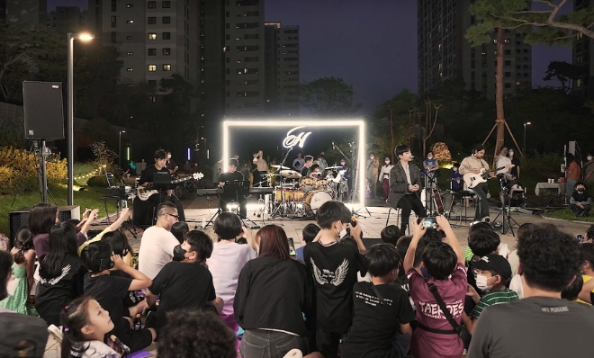 지난해 10월 힐스테이트 리버시티 입주민들이 힐스 라이브 무대에서 열린 ‘WH3N(웬)’의 공연을 즐기고 있다. / 사진=현대건설 제공