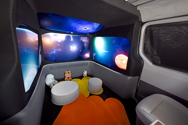 현대자동차그룹 기술 캠페인 영상에 등장하는 현대자동차 스타리아 ‘아이케어카 (iCarecar)’ 차량 실내 모습. / 사진=현대차 제공