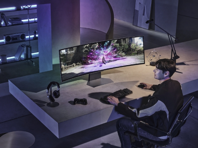 삼성전자는 OLED 게이밍 모니터 시장에서 세계 최초로 듀얼 QHD 해상도를 적용한 신제품 ‘오디세이 OLED G9’을 12일부터 미국을 비롯해 전 세계 주요 시장에 순차적으로 출시한다고 밝혔다. 사진은 삼성전자 모델이 세계 최초 듀얼 QHD 해상도를 지원하는 OLED 게이밍 모니터 '오디세이 OLED G9'을 소개하고 있는 모습. (사진 = 삼성전자 제공)