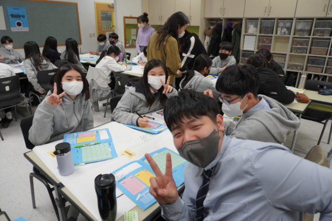 풀무원재단의 '공존을 위한 공감교육'에 참여한 학생들이 차별과 혐오의 문제를 스스로 해결하기 위한 프로젝트를 구상하고 있다. / 사진=풀무원 제공