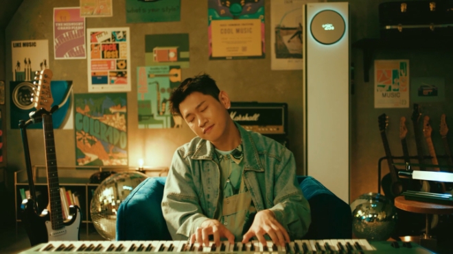 LG전자가 프리미엄 에어컨의 대명사가 된 ‘휘센’ 브랜드에 휴식과 재미라는 이미지를 더하고 MZ세대에게 가깝게 다가가는 고객경험 캠페인을 진행한다. 사진은 크러쉬가 작사ㆍ작곡에 참여한 뮤직비디오 '내심. 바람'의 한 장면. / 사진=LG전자 제공