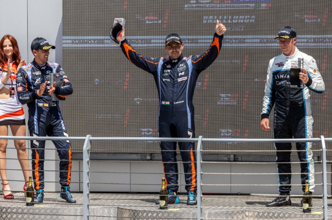 BRC 현대 N 스쿼드라 코르세팀 노버트 미첼리즈 선수(가운데)가 6월 9~11일 열린 '2023 TCR 월드 투어' 이탈리아 대회에서 우승을 차지하고 포디움에 올라선 모습 / 사진=현대차 제공