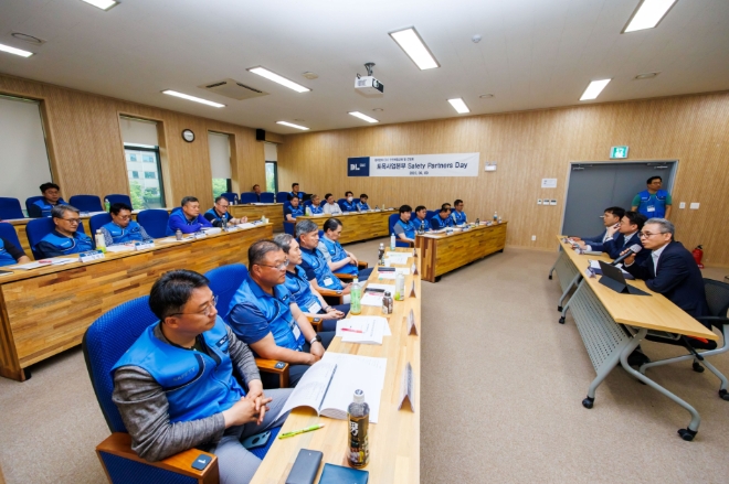 지난 9일 대전 대덕연구단지에 위치한 DL이앤씨 안전체험학교에서 권수영 DL이앤씨 토목사업본부장 겸 CSO(오른쪽 첫 번째)가 토목사업본부 협력업체 최고경영자(CEO)들과 간담회를 갖고 있다. / 사진=DL이앤씨 제공