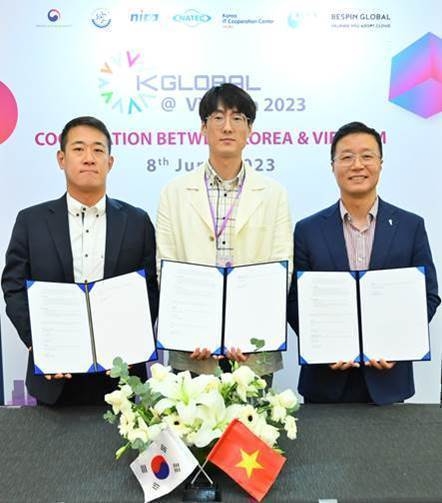 사진 왼쪽부터 와이젠정보기술 손석진 이사, 론픽 백준영 대표, 베스핀글로벌 김태호 베트남 법인장.