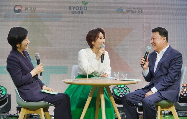 '환경교육 북콘서트'에서 한화진 환경부장관(왼쪽)과 편정범 교보생명 대표이사 사장(오른쪽)이 환경교육과 환경보호 실천에 대해 이야기를 나누고 있다.(사진=교보생명)
