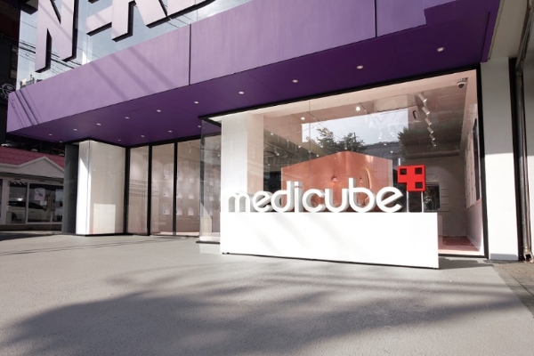 메디큐브 에이지알(AGE-R) 팝업스토어