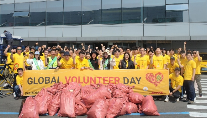 지난 10일 인천공항 화물터미널 지역에서 진행된 ‘인천공항 화물터미널 친환경캠페인’에서 참가자들이 화물터미널 지역에 무단 투기된 쓰레기를 수거한 후 기념촬영을 하고 있다. / 사진=인천국제공항공사 제공