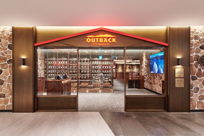 프리미엄 다이닝 레스토랑 아웃백 스테이크하우스(이하 아웃백)가 수도권과 지방 거점 도시에 공격적인 출점 행보를 이어나가고 있다. 사진은 아웃백 '판교점' 매장 전경 이미지. (사진 = 아웃백 제공)