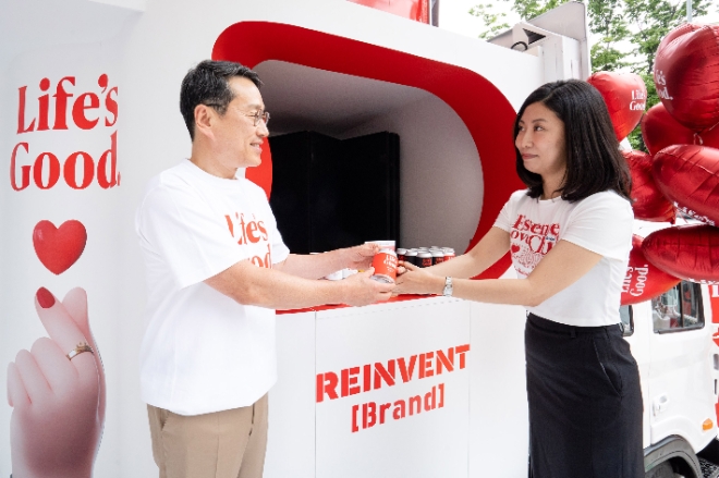 LG전자는 국내 임직원들을 대상으로 더 새롭고 역동적인 모습으로 변화하는 브랜드를 알리기 위한 ‘라이프스굿(Life's Good)’ 행사를 연다고 13일 밝혔다. 사진은 지난 12일 여의도 LG트윈타워에서 열린 행사에서 조주완 사장(왼쪽)이 직원에게 브랜드 슬로건이 새겨진 캔커피를 전달하고 있는 모습. (사진 = LG전자 제공)