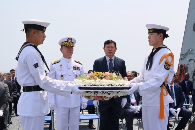 신동빈 롯데 회장은 13일 30개국 주한 대사들과 함께 대한민국 해군 최초의 전용 훈련함인 한산도함에 탑승해 한국전쟁 정전 70주년을 기념하고, 전몰장병을 추모하며 헌화했다. 사진은 헌화하고있는 이상식 해군작전사령부 부사령관(왼쪽에서 두번째)과 신동빈 회장의 모습. (사진 = 롯데그룹 제공)
