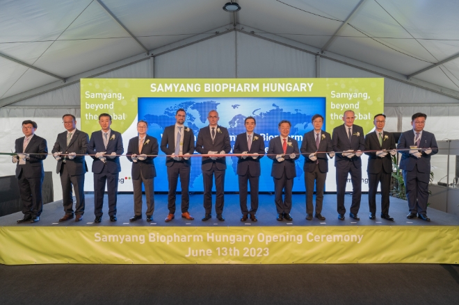 지난 13일 삼양바이오팜 헝가리 공장 준공식에서 참석자들이 컷팅식을 하고 있다 (사진 왼쪽부터) 삼양홀딩스 바이오팜그룹 김주관 생산기술총괄, 이재두 MD PU장, 삼양홀딩스 엄태웅 대표이사, 삼양사 김량 부회장, 피터 스타로이 헝가리 외교통상부 차관, 게르게이 커부츠키 헝가리 투자청 부청장, 삼양그룹 김윤 회장, 홍규덕 주헝가리대사, 삼양패키징 김정 부회장, 괴메쉬 죄르그 괴될뢰 시장, 삼양홀딩스 바이오팜그룹 이영준 대표이사, 삼양바이오팜 헝가리 김선우 법인장 / 사진=삼양홀딩스 제공