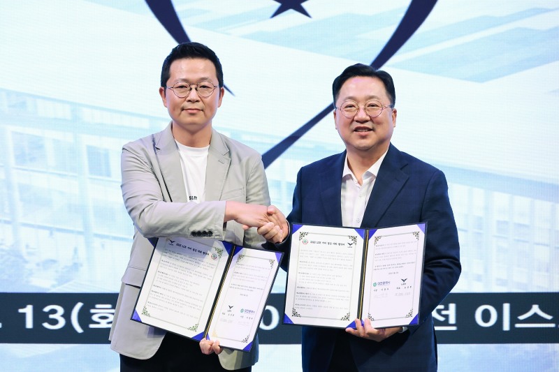 2023 LCK 서머 결승전의 성공적인 개최를 약속한 이정훈 LCK 사무총장(왼쪽)과 이장우 대전시장(제공=LCK)