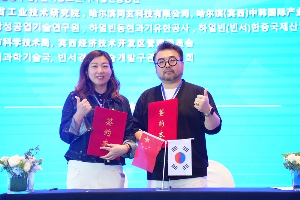 오른쪽 아토맘코리아 권태완 대표와 하얼빈성지제약주식유한회사 관계자. (사진제공=아토맘코리아)
