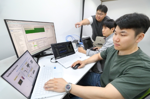 KT가 국제 오픈랜 표준화 기구 ‘오픈랜 얼라이언스(O-RAN Alliance)’의 글로벌 오픈랜 실증 행사 ‘플러그페스트 Spring 2023’에 주관사 자격으로 참여해 오픈랜 가상화 기지국의 멀티 벤더 연동에 성공했다고 15일 밝혔다/사진=KT 제공