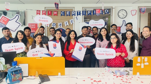 CJ다슬 직원들이 ‘일하기 좋은 기업’ 선정을 축하하며 기념촬영을 하고 있다. / 사진=CJ대한통운 제공