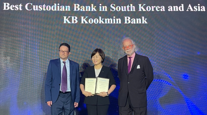 지난 14일 태국 방콕에서 아시안뱅커지가 주관한 '더 아시안 뱅커 파이낸셜 마켓 어워즈 2023' 에서 김옥자 KB국민은행 수탁사업부장(좌측 두번째)과 아시안뱅커지 관계자들이 기념촬영을 하고 있다. / 사진=KB국민은행 제공