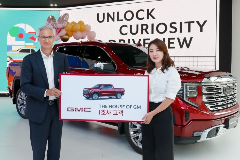 지난 14일 더 하우스 오브 지엠에서 진행된 고객 인도식에서 로베르토 렘펠 GM 한국사업장 사장과 GMC 시에라 드날리 구매 고객이 기념촬영하고 있다. / 사진=한국지엠 제공