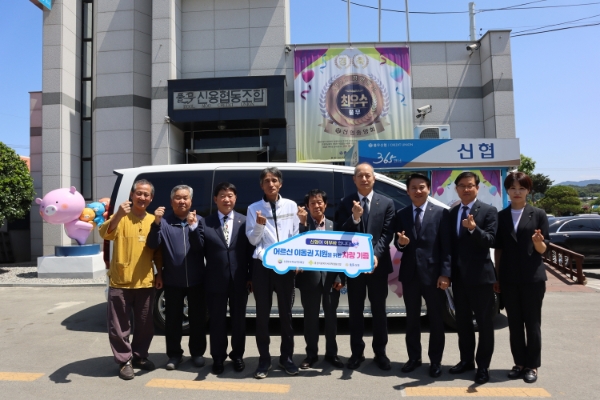 좌측부터 주형로 홍성의료복지사회적협동조합 부이사장, 신관호 홍성의료복지사회적협동조합 이사, 윤여경 신협사회공헌재단 이사, 금창영 홍성의료복지사회적협동조합 이사장, 주정모 풀무신협 이사장, 우욱현 신협사회공헌재단 상임이사, 양준모 신협중앙회 이사, 손재완 신협사회공헌재단 부문장, 강현주 풀무신협 전무