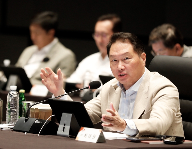최태원 SK그룹 회장은 3일 최근 이혼소송 항소심 판결과 관련해 구성원과 이해관계자들에게 심려를 끼친 것에 대해 사과하고, 그룹 경영과 국가경제에 차질이 없도록 최선을 다하겠다고 밝혔다. 사진은 최태원 SK그룹 회장이 지난해 6월 15일 서울 광진구 그랜드 워커힐 서울에서 열린 ‘2023 확대경영회의’에서 기조 연설을 하고 있는 모습. (사진 = SK그룹 제공)