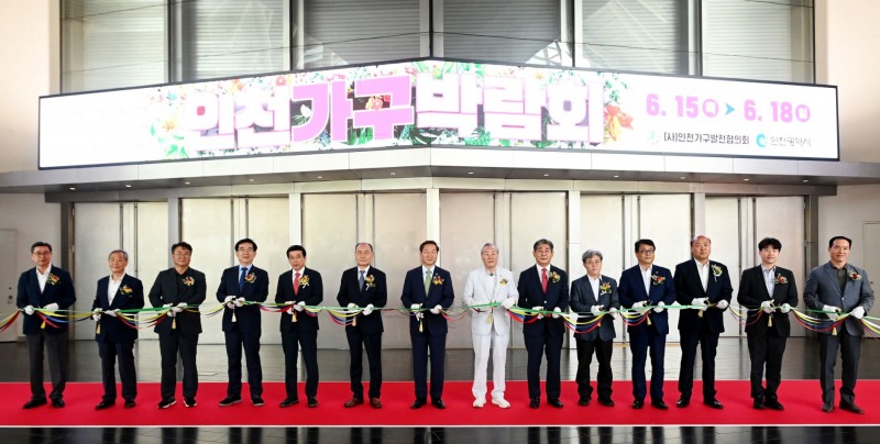 유정복 인천광역시장이 15일 송도컨벤사아에서 열린 '2023 인천가구박람회'에서 내빈들과 개막 테이프 커팅을 하고 있다. / 사진=인천시 제공