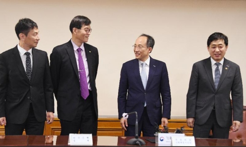 사진: 15일 열렸던 비상거시경제금융회의 모습