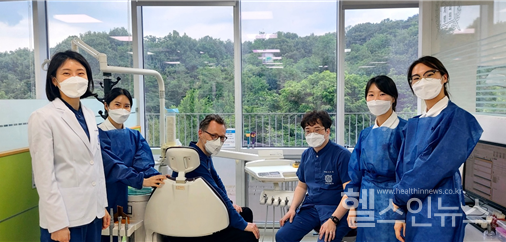 관악서울대치과병원의료진및외국인환자들이기념사진을촬영하고있다.