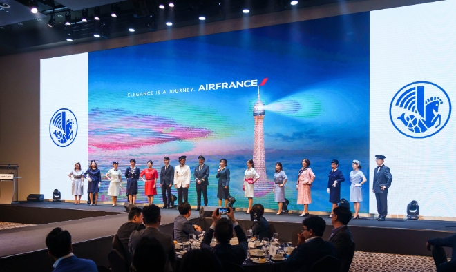 에어프랑스는 한국 취항 40주년을 맞아 지난 15일 서울 용산구에 위치한 서울드래곤시티 그랜드볼룸에서 기념행사를 개최했다고 16일 밝혔다. 사진은 ‘에어프랑스 한국 취항 40주년 기념 행사’에서 임직원들이 역대 승무원 유니폼을 입고 패션쇼를 선보이는 모습. (사진 = 에어프랑스 제공)