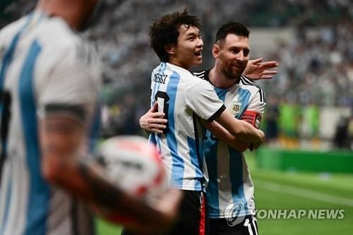 사진: 경기장 난입해 메시 껴안은 중국 축구팬/ 베이징 AFP=연합뉴스