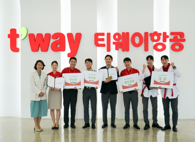 티웨이항공은 최근 객실승무원들의 부상 방지를 위한 스트레칭 영상 공모전을 내부적으로 진행했다고 16일 밝혔다. 사진은 박인섭 티웨이항공 객실본부장(왼쪽 끝)이 사내 스트레칭 공모전 참가 수상자들과 함께 기념 촬영을 하는 모습. (사진 = 티웨이항공 제공)