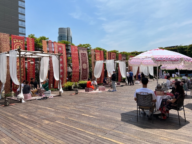 서울 강남구 삼성동에 위치한 현대백화점 무역센터점 11층 하늘정원에서 고객들이 ‘아라비안의 날들(Arabian days and nights)’ 행사를 즐기고 있는 모습. / 사진 = 현대백화점 제공