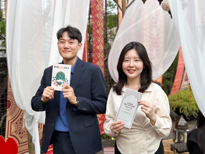 서울 강남구 삼성동에 위치한 현대백화점 무역센터점 11층 하늘정원에서 직원들이 아랍풍 콘텐츠와 공간 연출을 선보이는 이색 행사 ‘아라비안의 날들(Arabian days and nights)’을 소개하고 있다.