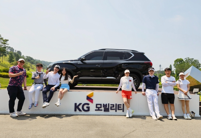 KG모빌리티가 전국 프렌즈 스크린 매장에서 진행한 ‘렉스턴 스포츠&칸 쿨멘 출시기념 춘식이컵 스크린골프 대회’가 폭발적 관심 속에 성황리에 마쳤다고 19일 밝혔다. 이번 스크린골프 대회 이벤트 참가자중 써닝포인트 CC 라운드권을 지급받은 당첨자들이 자연을 직접 느낄 수 있는 써닝포인트 CC에 모여 전시되어 있는 렉스턴 뉴 아레나와 함께 라운딩 전 포즈를 취하고 있다. / 사진=KG모빌리티 제공