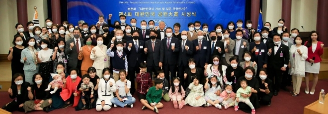 지난해 9월 22일 국회의원회관 제1소회의실에서 개최된 제4회 대한민국 공헌대상 시상식에서 세계총연맹 관계자와 수상자 등이 기념촬영하고 있다. / 사진=대한민국공헌대상 조직위 사진공동취재단 제공